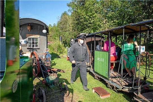 Waldfee Leonie Treml beim Fahrtag der MSGB Gartenbahn in Spiegelberg. Foto: A. Becher