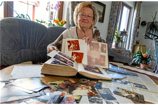 Ursel Kress präsentiert in ihrem Wohnzimmer in Backnang die Fotoalben, in denen ihre Begegnungen mit lokalen  bis internationalen Größen festgehalten sind. 