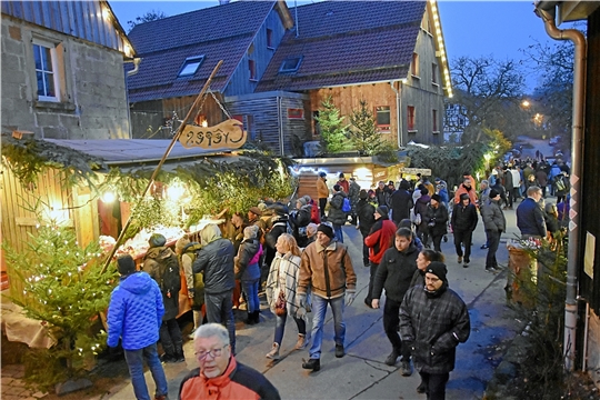 Für seine urige Atmosphäre ist der Weihnachtsmarkt in Großhöchberg bekannt. Viele Dorfbewohner heißen die Gäste hier in ausgeräumten Garagen, Scheunen und Kellern willkommen.