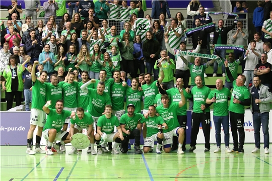 Handballer des HC Oppenweiler/Backnang feiern die Drittliga-Meisterschaft