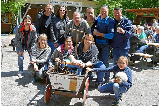 Vinschieschwaeberle and friends on Tour mit ihrem Bollerwagen. 
Der Name setzt sich aus den Familien Vincivora, Schietinger, Schwarz und Eberle zusammen. 
Die Gruppe geht schon jahrelang gemeinsam am Vatertag on tour. 