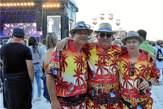 Die drei Herren in ihrer Hawaii-Hemden fühlten sich wie im Urlaub: "Der letzte Tag im Paradies".