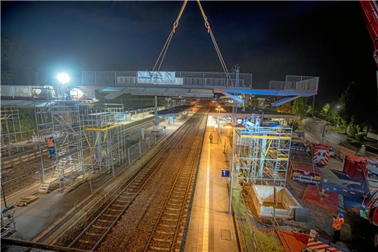 Das dritte Element der Stadtbrücke wird in der Nacht vom 29. auf 30. August 2023 über Gleis 1 und 2 im Backnanger Bahnhof eingesetzt.