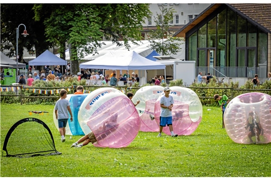 Bubble-Fußball im Schlosspark bei der Leistungsschau in Oppenweiler.