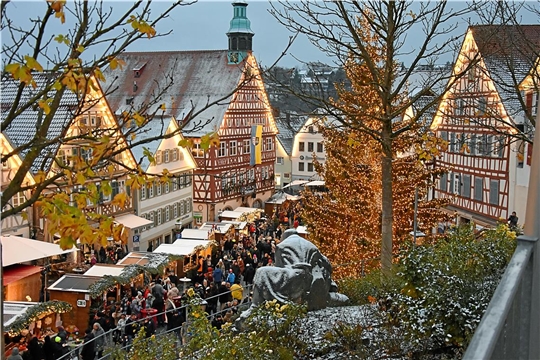 Weihnachtliche Abendstimmung rund um das historische Rathaus. „Alle Jahre wieder“ zum 40. Backnanger Weihnachtsmarkt. Weihnachtsmarkt 2023 auf der Marktstraße und im Stiftshof. SK