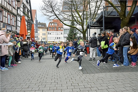 Der Bambinilauf ist jedes Jahr der erste Wettbewerb und startet an der Volksbank. 