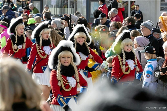 Die Rote Garde des Sulzbacher Carnevalvereins marschiert im Gleischschritt voran. 