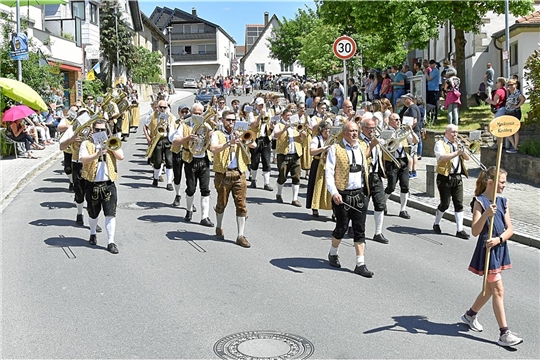 Die Kapelle des Musikverein Kirchberg/Murr. Der große Festzug die Hauptstraße entlang zum Rathaus. 100 Jahre Musikverein Kirchberg an der Murr. SK