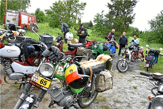 Der Fahrer vom MG (Moped Glub) Zindfunge hat mit dem Fuchsfell auf der Sitzfläche vorgesorgt, falls es bei der Fahrt durch den Wald etwas kühler wird. 