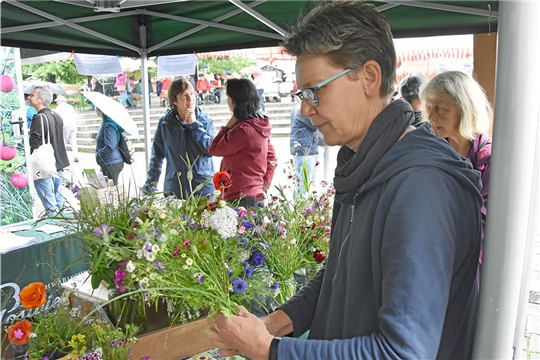 Frau Kieser baut bunte, regionale, saisonale und nachhaltige Schnittblumen /  Wiesenblumen ohne Pestizide an. Naturparkmarkt in Backnang. Auf und rund um den Stiftshof. SK