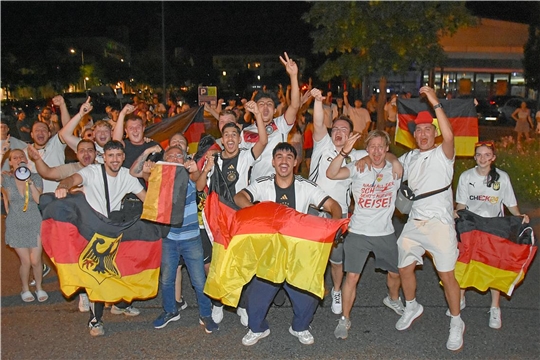 Schwarzrotgoldener Jubel wohin man schaut. Bis weit nach Mitternacht war Backnang fest in der Hand der feiernden Fußballfans. 