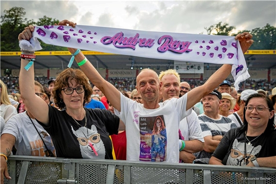 Nur wer sich früh auf den Weg ins Stadion gemacht hatte, konnte sich einen Platz ganz vorne sichern. 