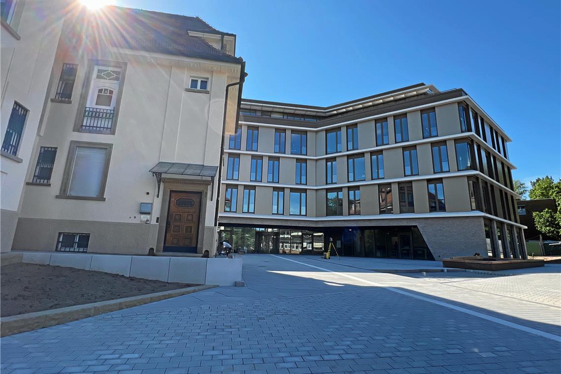  Ab sofort können der Fußweg zum Haupteingang und der Vorplatz genutzt werden. Foto: Landratsamt
