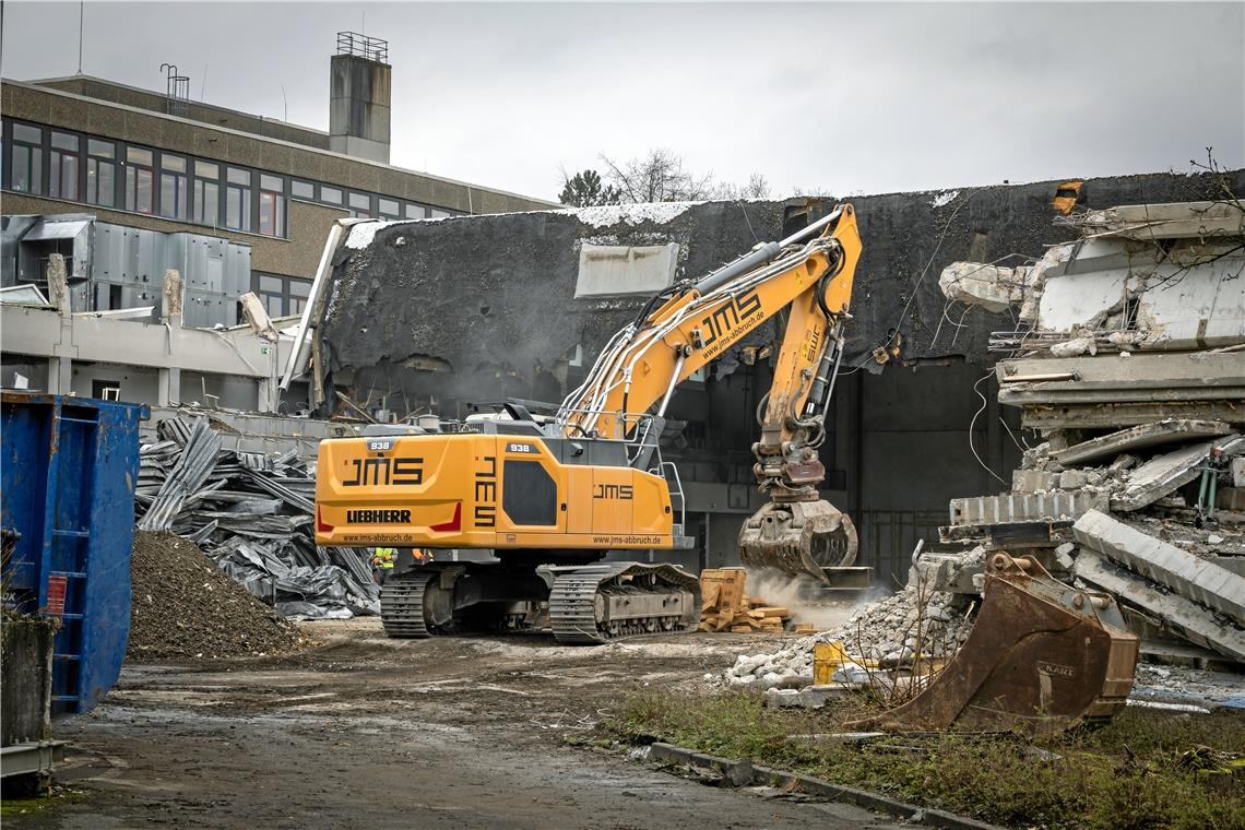 // Abrissarbeiten an der Karl Euerle Halle in Backnang im Januar 2023