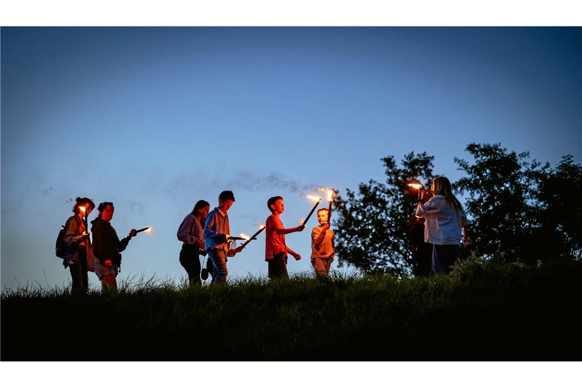 // Allmersbacher Wiesafeschd 2022, Freitagabend Fackelumzug, Sonnwendfeuer und B...