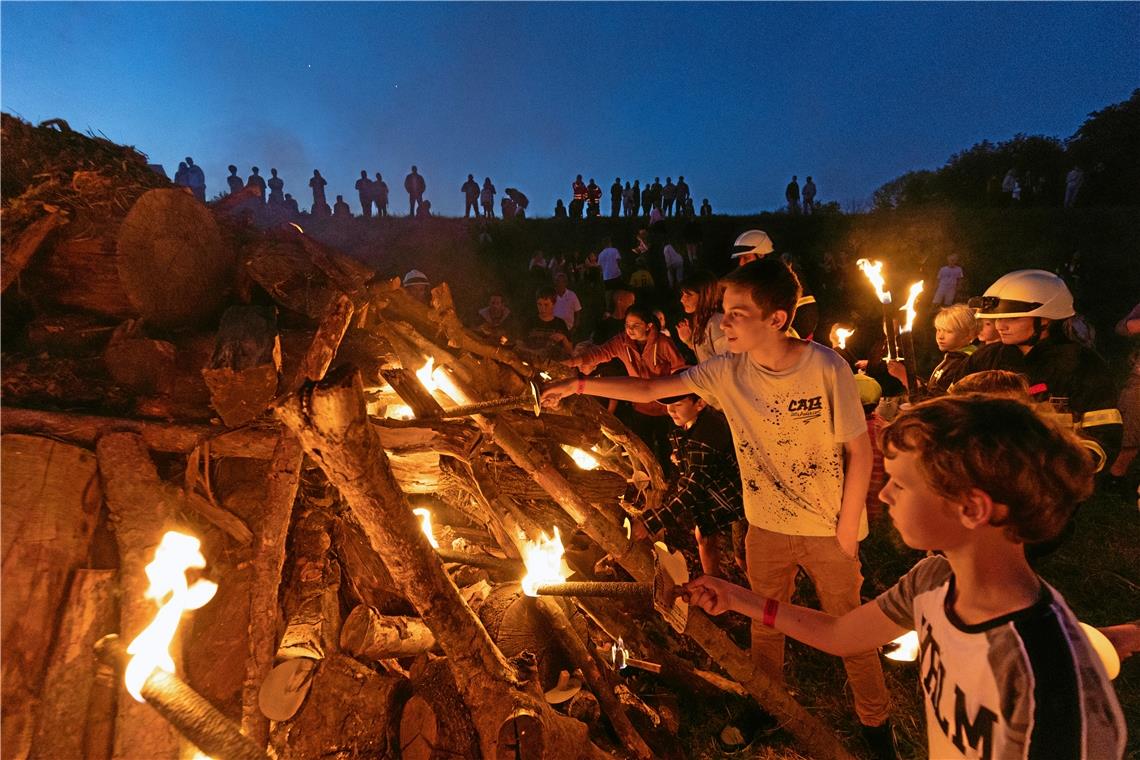 // Allmersbacher Wiesafeschd 2022, Freitagabend Fackelumzug, Sonnwendfeuer und B...