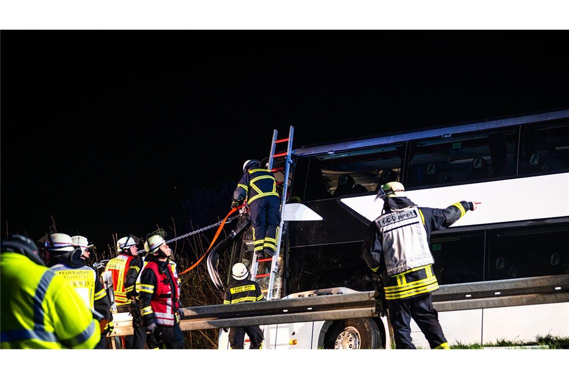 Erneut schwerer Busunfall mit vielen Verletzten