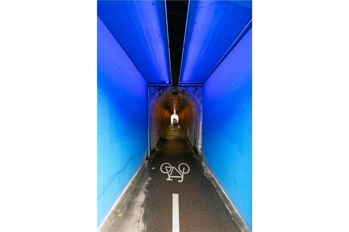 Licht und Belebung gegen öffentliche Unorte in Backnang Außen blau, innen erdig warm – das Beleuchtungskonzept an der Unterführung zur Maubacher Straße scheint gut anzukommen.