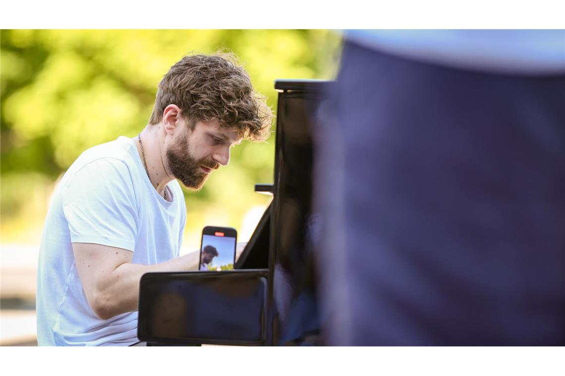 .. begleitet von der Internet-Persönlichkeit Emilio Piano.