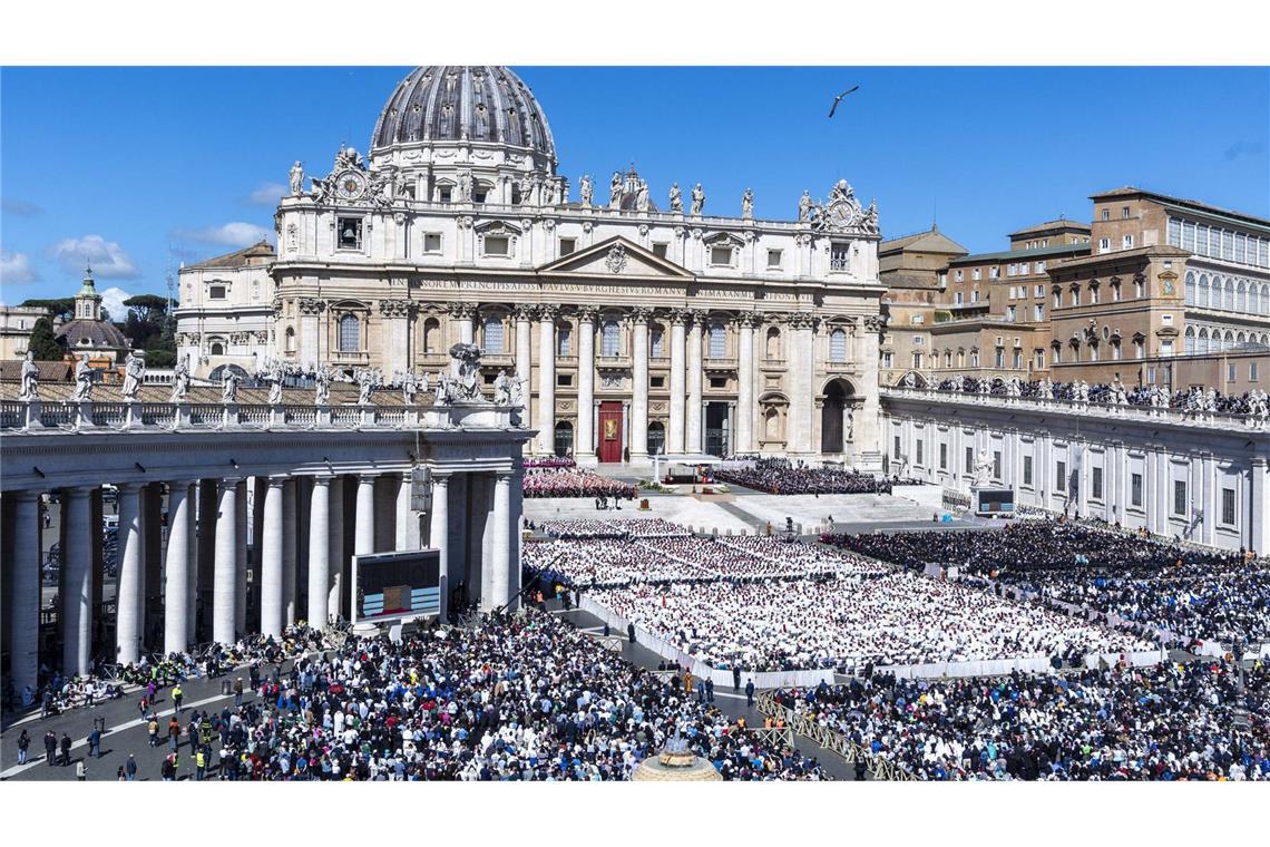 Papst warnt vor dramatischen Folgen von Glaubensverlust ... bei der Trauermesse auf dem Petersplatz.
