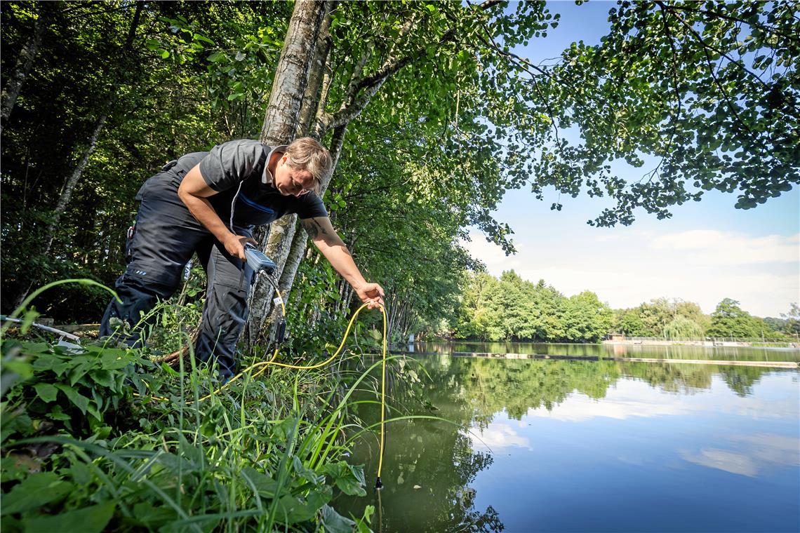 // Beprobung des Waldsee in Fornsbach durch eine Mitarbeiterin der Kläranlage in Murrhardt