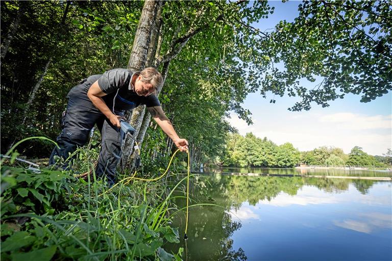 // Beprobung des Waldsee in Fornsbach durch eine Mitarbeiterin der Kläranlage in Murrhardt