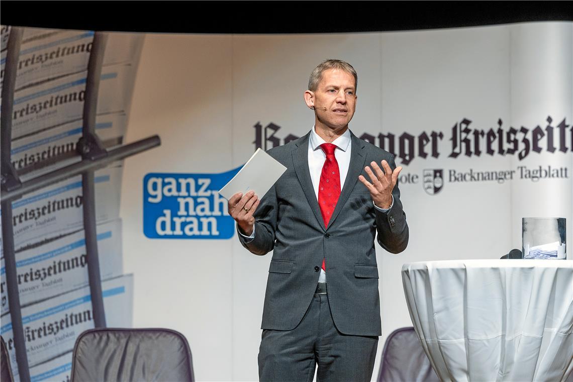  BKZ Wahlpodium 2025 in Oppenweiler - Redaktionsleiter Kornelius Fritz führt dur...