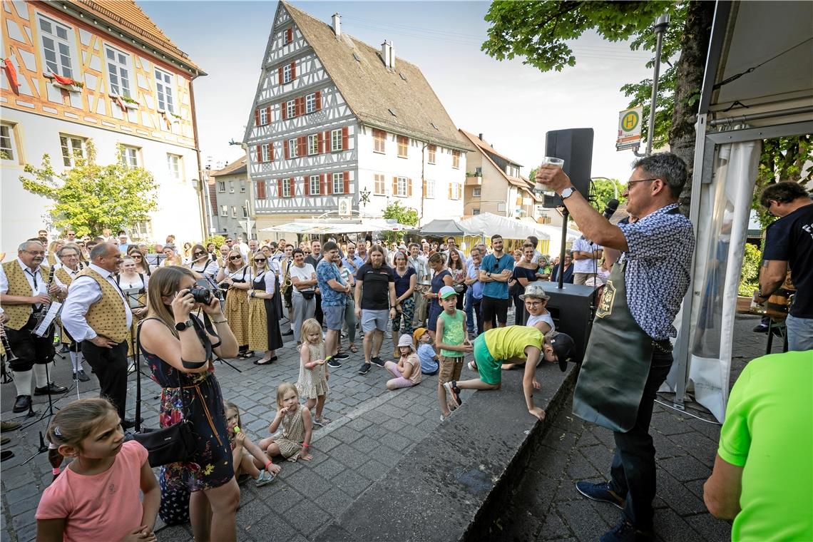 Gemeinschaft feiern beim 45. Kirchberger Bürgerfest Den Fassanstich absolviert Bürgermeister Frank Hornek souverän. Danach ist das Fest zur Freude der vielen Besucher eröffnet.