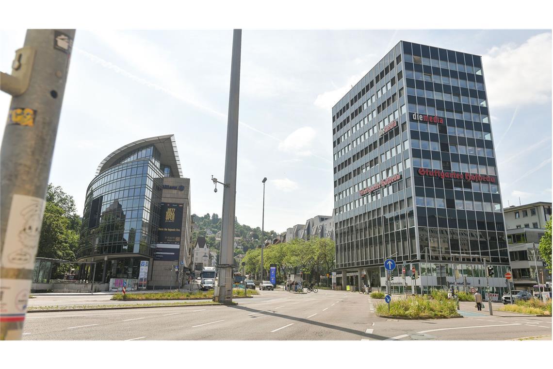 . . . der Charlottenplatz - das ist gar kein Platz, es sei denn das Fehlen von Bebauung definiert den Begriff ‚Platz’. Es ist ein Relikt aus der Zeit des Wiederaufbaus nach dem Zweiten Weltkrieg. Auf alten historischen Aufnahmen aus den sechziger Jahren sieht man: der Charlottenplatz, das Breuninger- und das Züblinparkhaus sind schon fertig. Das Bohnenviertel liegt teilweise noch in Trümmern. Und ein Verkehrskreuz mitten in der Stadt - wirklich ein ,Unort’. Die Stadt will da ja jetzt ran. Ich bin gespannt und ich würde mich freuen; gesprochen wird darüber seit 1980. Mit dem neuen ,Vorfeld’, also dem Bereich zwischen Landesbibliothek und Wilhelmspalais wurde ja ein erster Schritt gemacht … hoffentlich geht es mit dem Stadtboulevard weiter - trotz leerer Kassen und angespannter Haushaltslage“, sagt Marc Oei.
