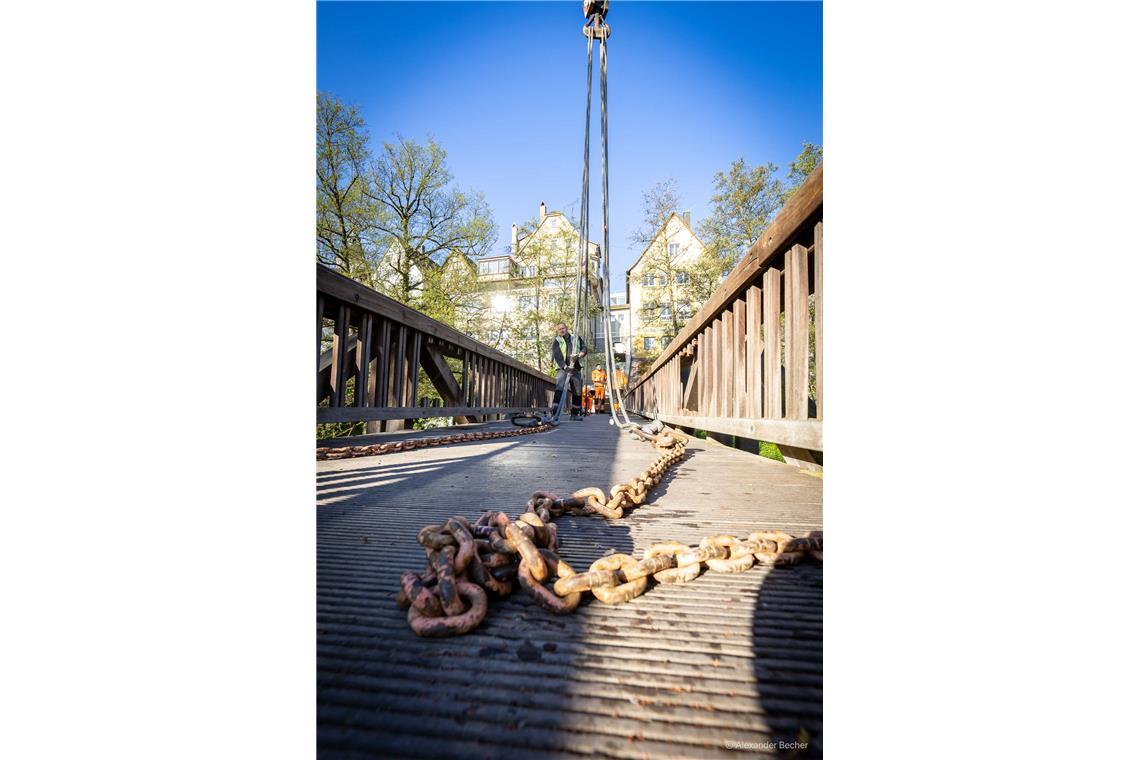 // Der Holzsteg wird ausgehoben und auf die Bleichwiese gelegt