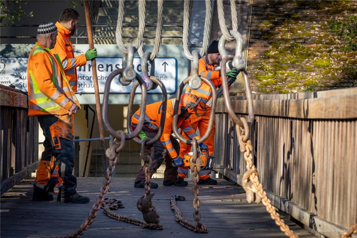 // Der Holzsteg wird ausgehoben und auf die Bleichwiese gelegt