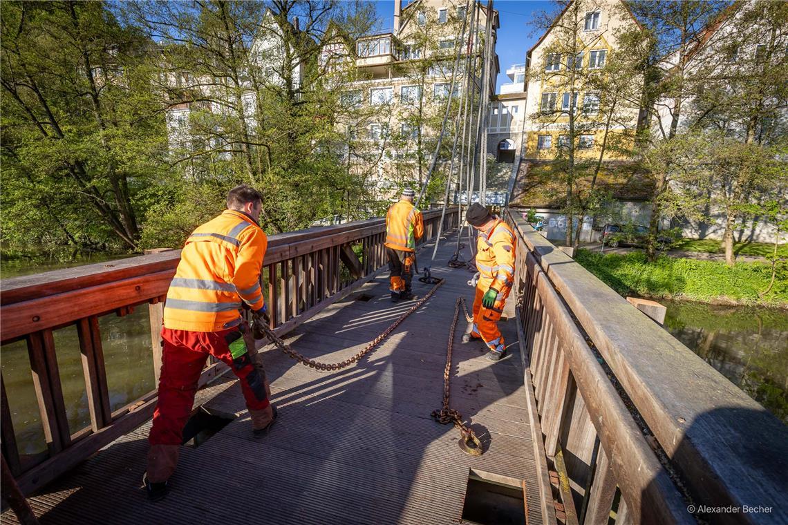 // Der Holzsteg wird ausgehoben und auf die Bleichwiese gelegt