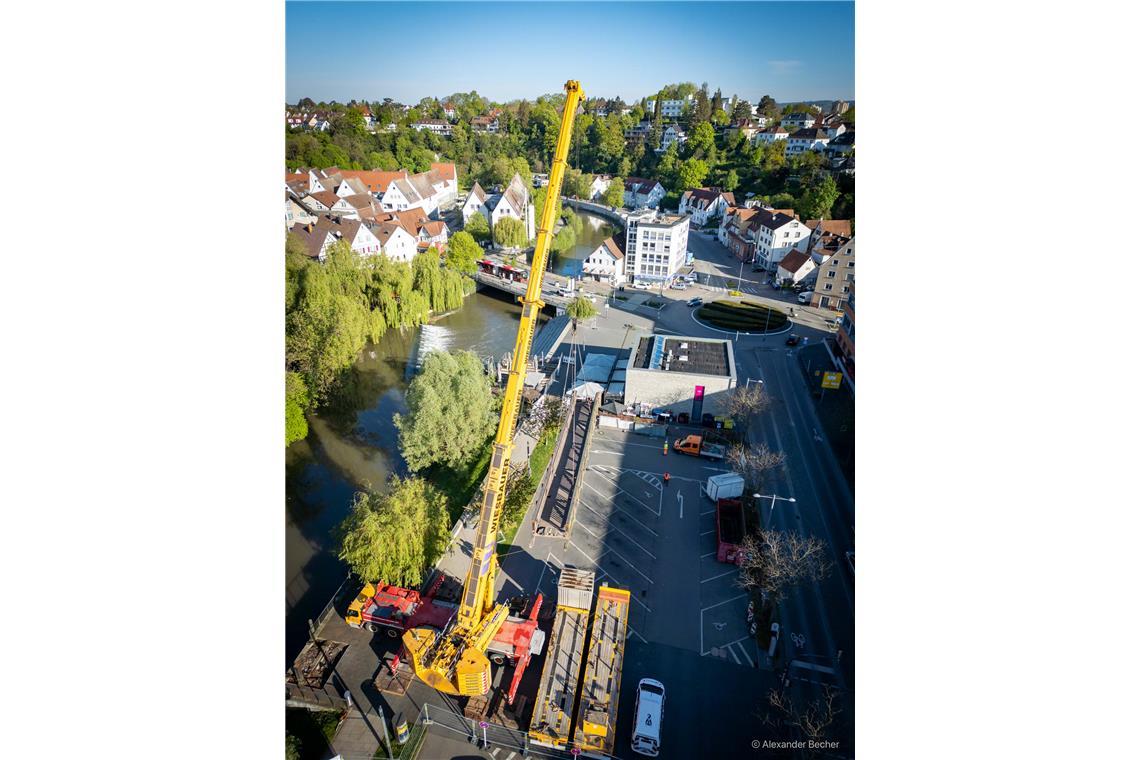 // Der Holzsteg wird ausgehoben und auf die Bleichwiese gelegt