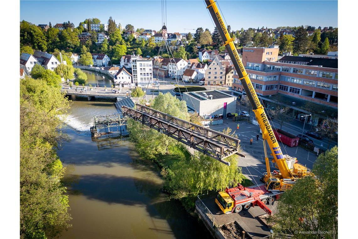 // Der Holzsteg wird ausgehoben und auf die Bleichwiese gelegt