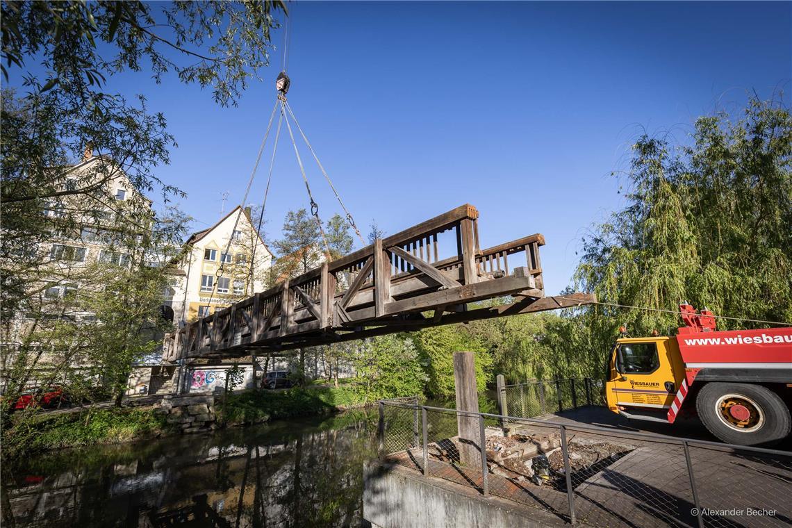 // Der Holzsteg wird ausgehoben und auf die Bleichwiese gelegt