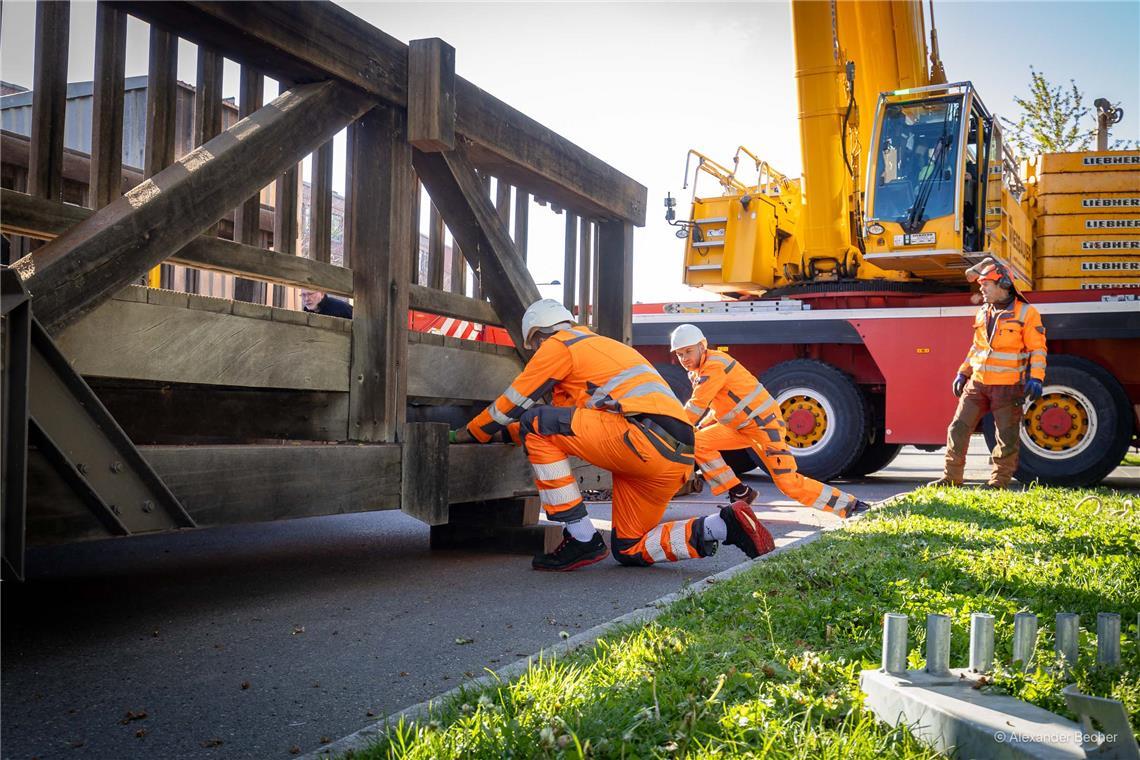 // Der Holzsteg wird ausgehoben und auf die Bleichwiese gelegt