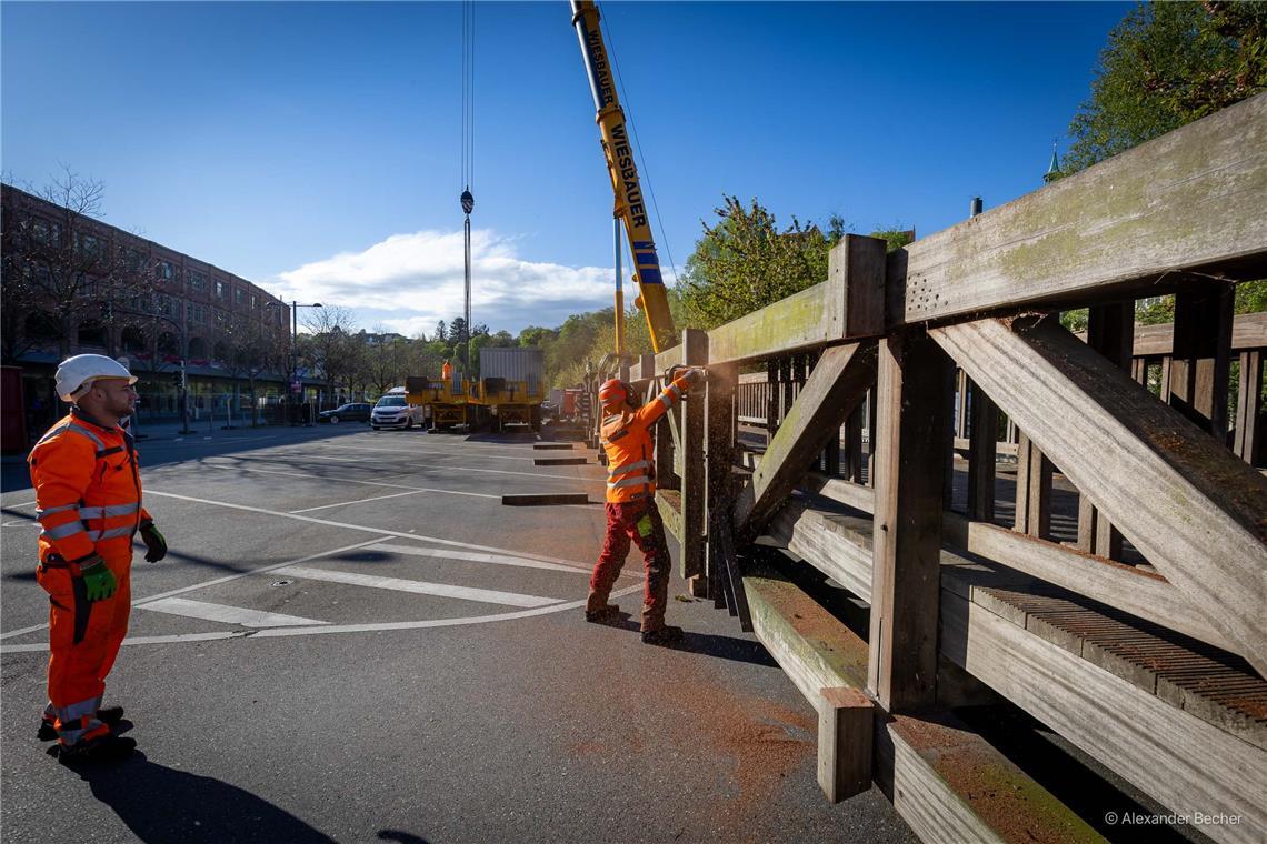 // Der Holzsteg wird ausgehoben und auf die Bleichwiese gelegt