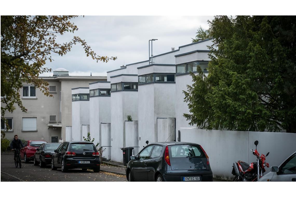 Endlich – freie Sicht auf Le Corbusiers Einfamilienhaus . . . der Niederländer Pieter Oud hatte Reihenhäuser für Familien entworfen, die jeweils nur 73(!) Quadratmeter Wohnfläche beanspruchen. Sie werden saniert in den nächsten Jahren.