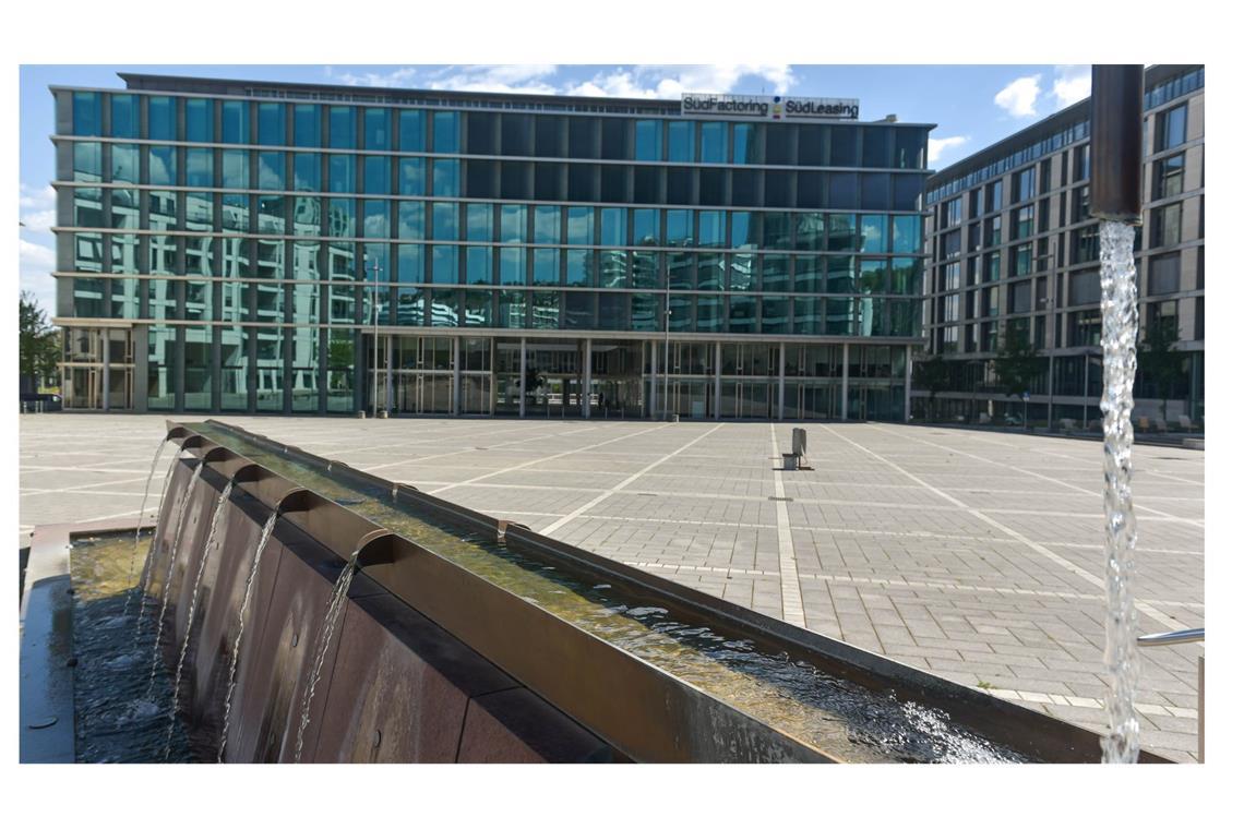 . .  . der Pariser Platz, was passiert, wenn Stadtgestaltung rein funktional gedacht wird: viel Stein, wenig Schatten, kaum Aufenthaltsqualität. Was als urbaner Treffpunkt geplant war, ist heute Mahnmal verfehlter Stadtplanung oder wenn ich positiv formuliere: eine ungenutzte Chance, denn Stuttgart 21 ist noch nicht abgeschlossen.“ Architektonisch gelungen finde ich - entgegen aller Unkenrufe . . .