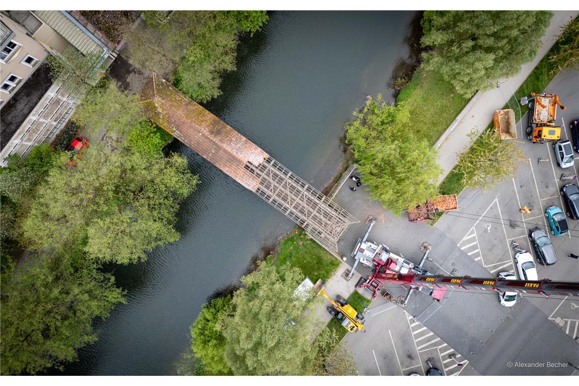 // Der überdachte Murrsteg an der Bleichwiese wird abgebaut (erster Tag 16.4.202...