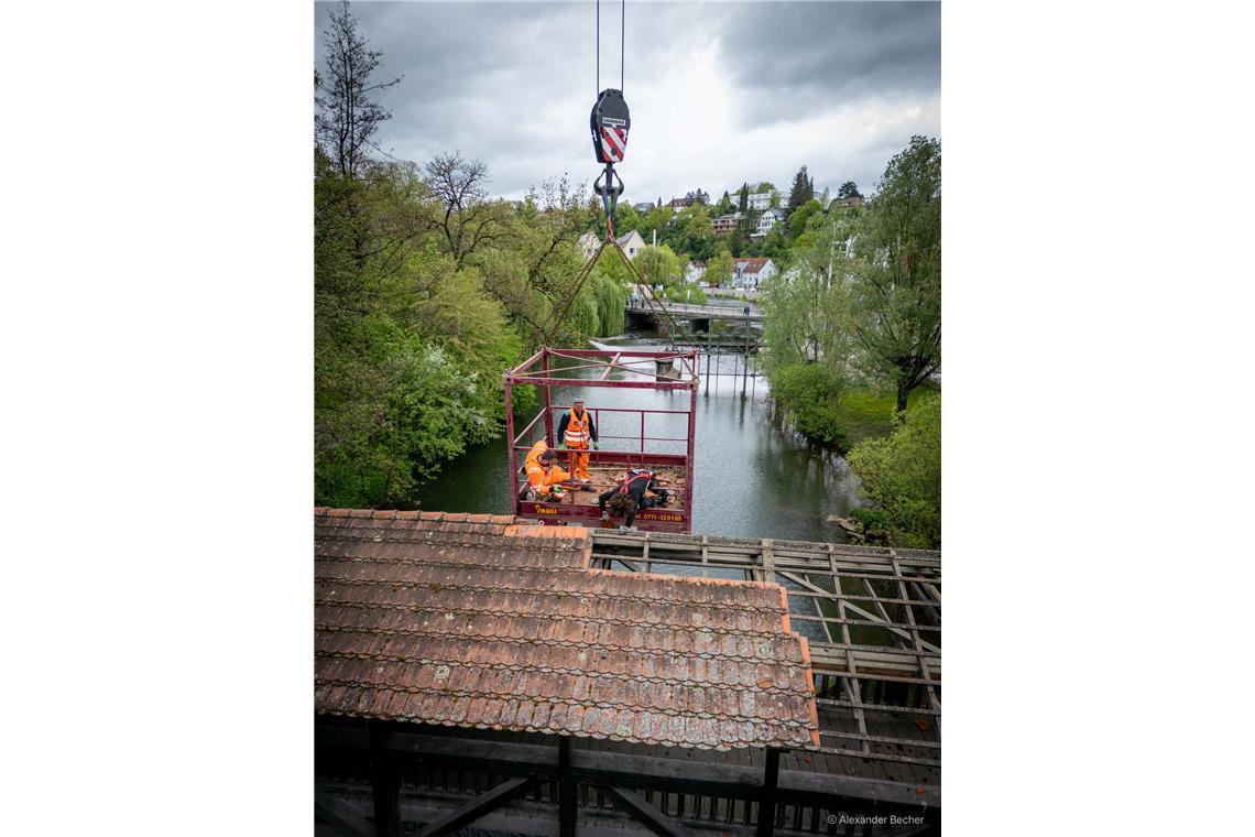 // Der überdachte Murrsteg an der Bleichwiese wird abgebaut (erster Tag 16.4.202...