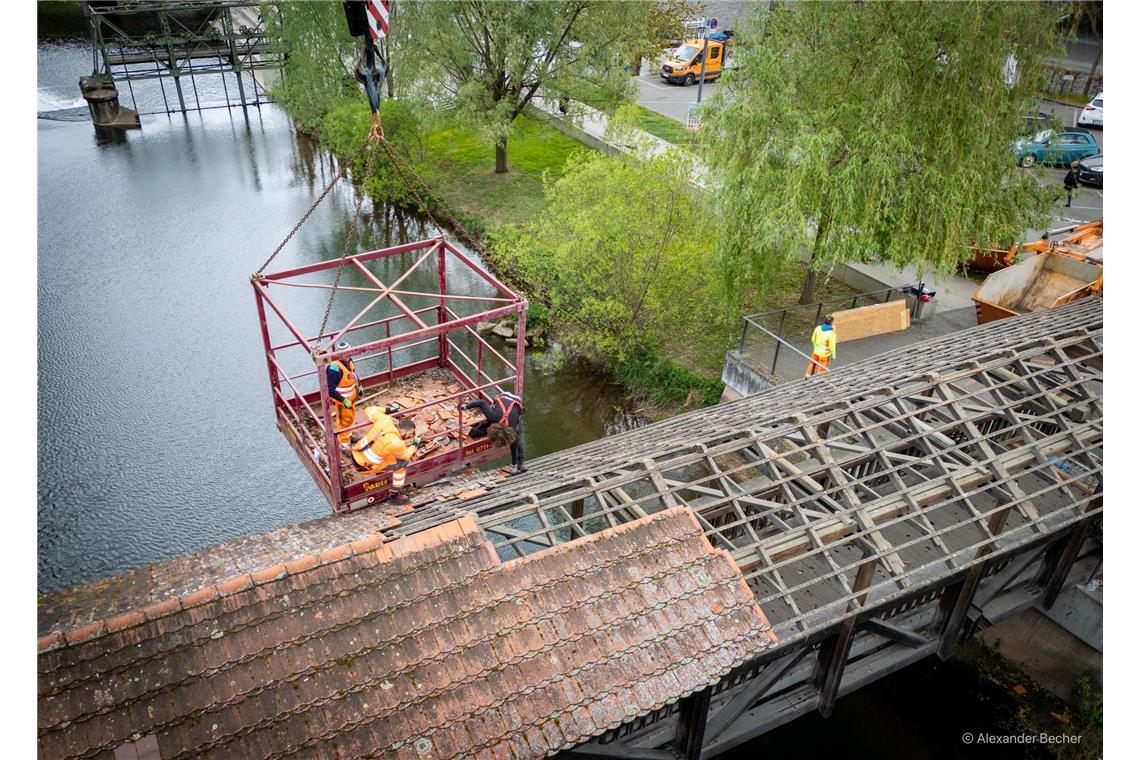 // Der überdachte Murrsteg an der Bleichwiese wird abgebaut (erster Tag 16.4.202...