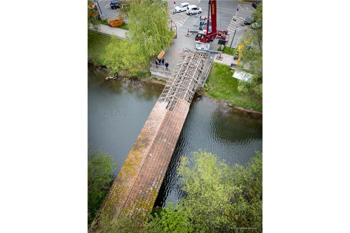 // Der überdachte Murrsteg an der Bleichwiese wird abgebaut (erster Tag 16.4.202...