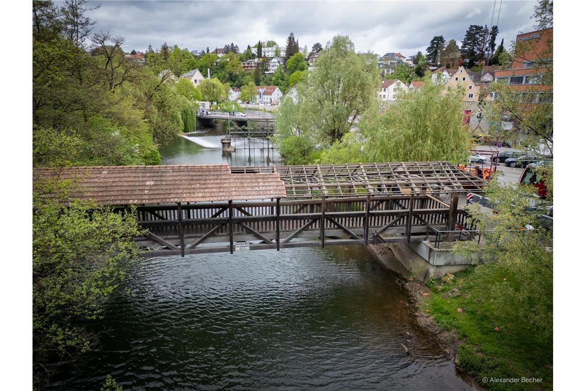 // Der überdachte Murrsteg an der Bleichwiese wird abgebaut (erster Tag 16.4.202...