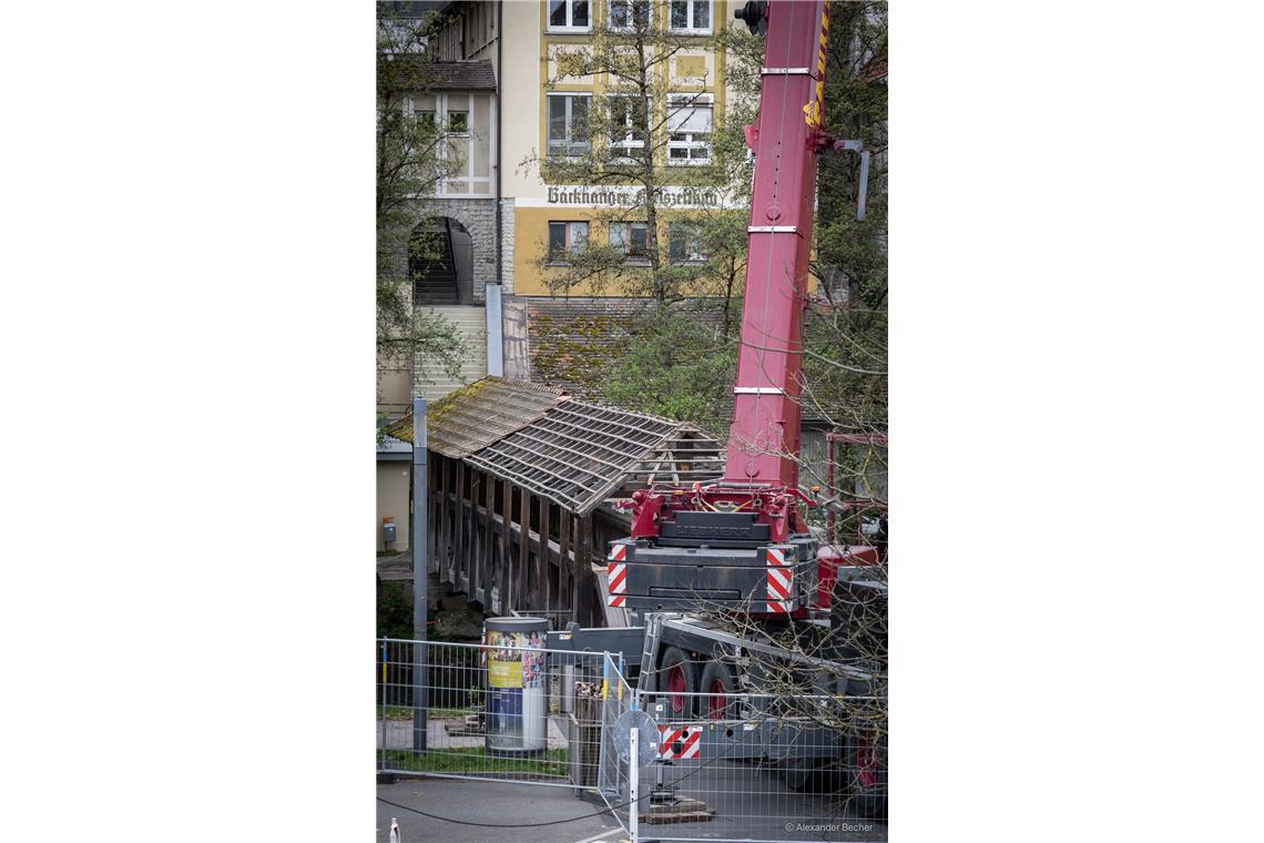 // Der überdachte Murrsteg an der Bleichwiese wird abgebaut (erster Tag 16.4.202...