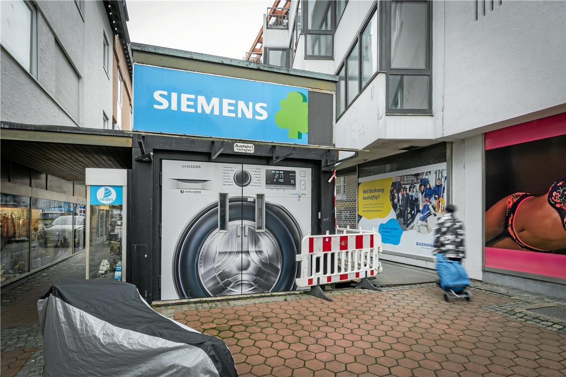 Licht und Belebung gegen öffentliche Unorte in Backnang Die aktuell unattraktive Passage von der Uhlandstraße in die Marktstraße soll durch einen Nahversorger im Burgel-Gebäude belebt werden.