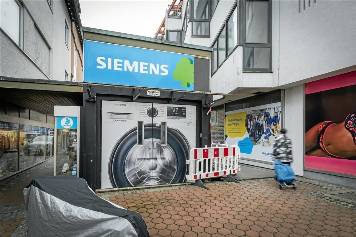  Die aktuell unattraktive Passage von der Uhlandstraße in die Marktstraße soll durch einen Nahversorger im Burgel-Gebäude belebt werden.