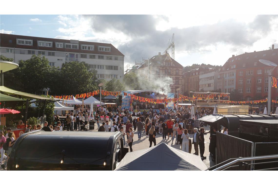 . . .  die damit verbundenen Aneignung der Nutzenden die Situation heilen (Marienplatz). Hier hat Stuttgart eine klare Aufgabe: Die Stadtgesellschaft braucht Orte mit Aufenthaltsqualität. Möglichkeitsräume, die nicht formal, sondern aus ihrer sozialen Nutzung heraus gedacht werden. Mit einer erfolgreichen Platzgestaltung können wir viel mehr gewinnen, als wir durch ein hässliches Gebäude verlieren können“, sagt Peter Ippolito.