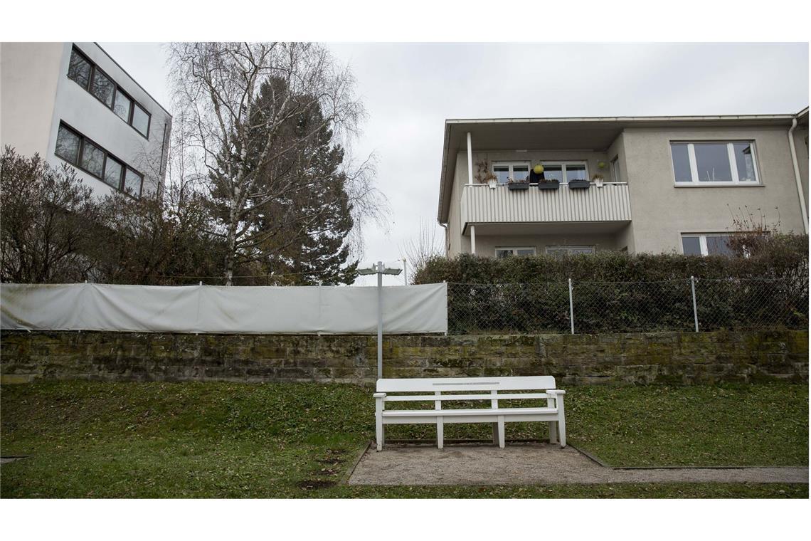 Endlich – freie Sicht auf Le Corbusiers Einfamilienhaus . . . die Siedlung nachverdichtet, da, wo Gebäude aus der Siedlung zerstört waren, wurden neue Häuser gebaut (rechts) – sie sind architektonisch vergleichsweise unspektakulär, stehen als Zeitzeugen aber auch unter Denkmalschutz.