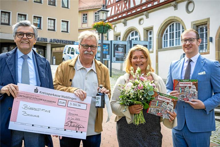  Die Spendenübergabe. Foto: Alexander Becher